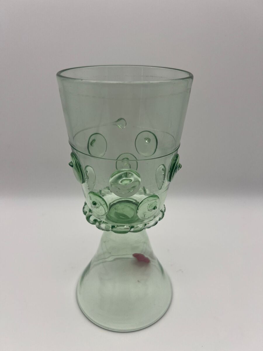 Berkemeyer & Ittig- Mondgeblazen groene kelk met opgelegde noppen - ca. 1925-1935