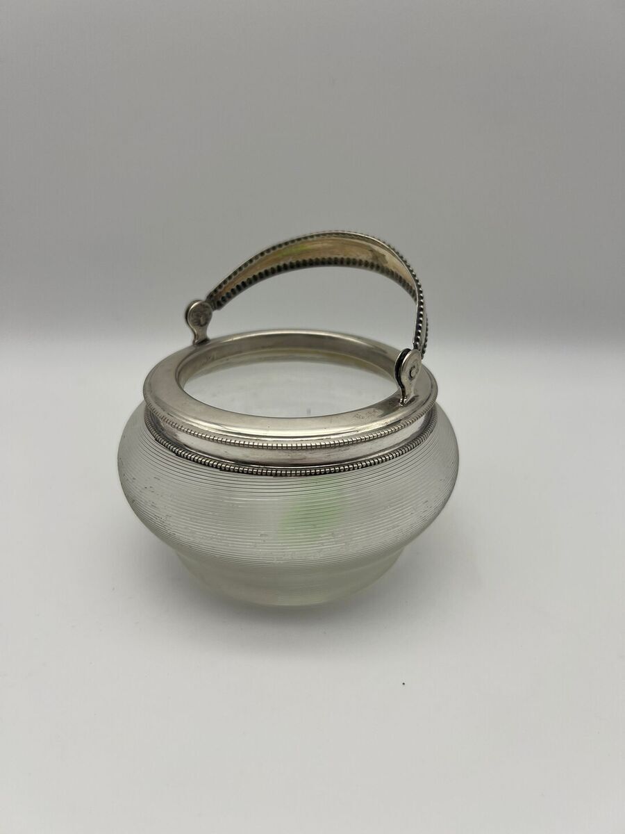 Fries draadglas bonbonmandje met zilveren hengsel, ca 1900-1925