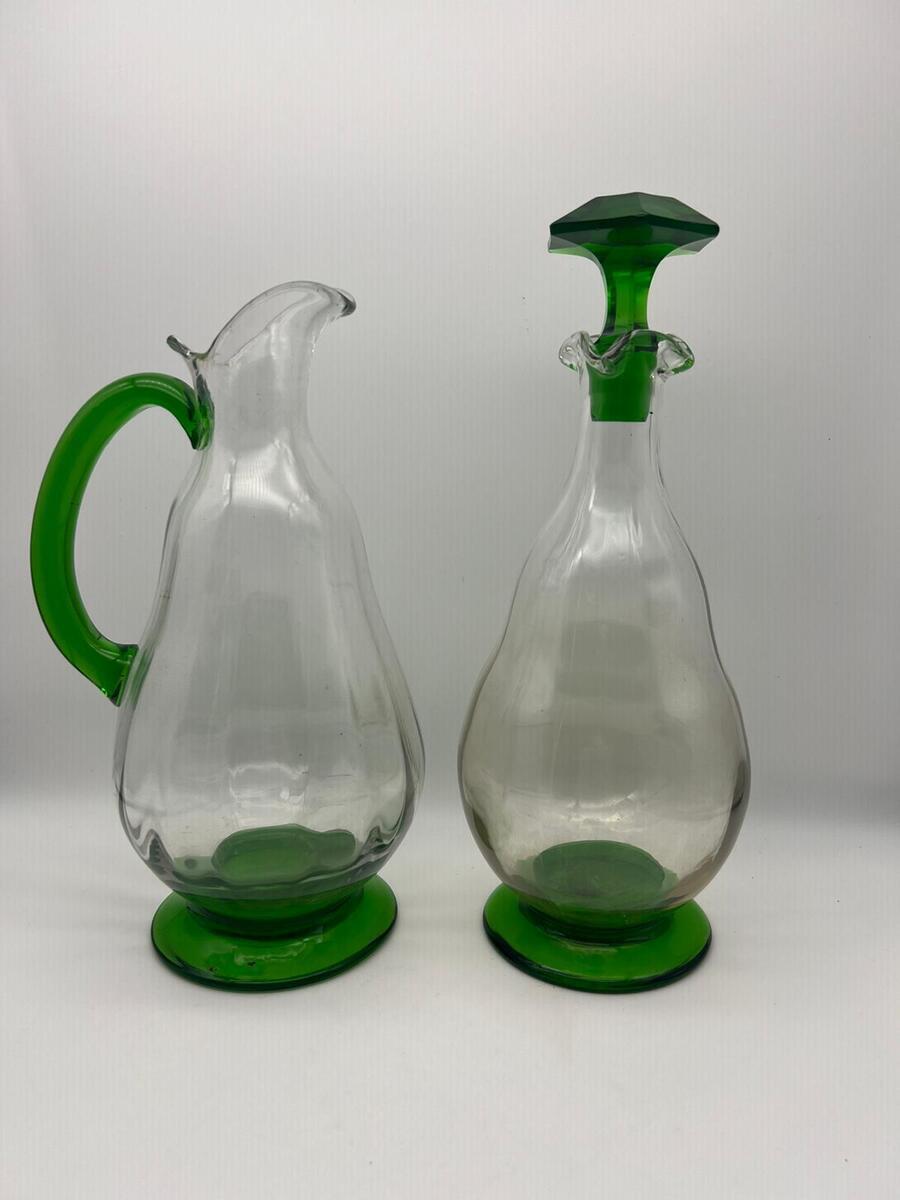 Set van twee mongeblazen glazen karaf en waterkan met groene accenten