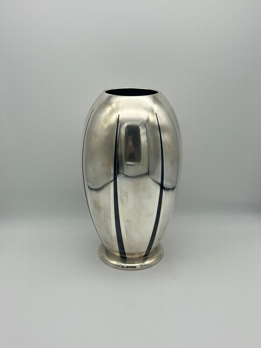 WMF Ikora Art Deco  vaas - verzilverd met zwart emaille lijnen - Duitsland ca. 1934