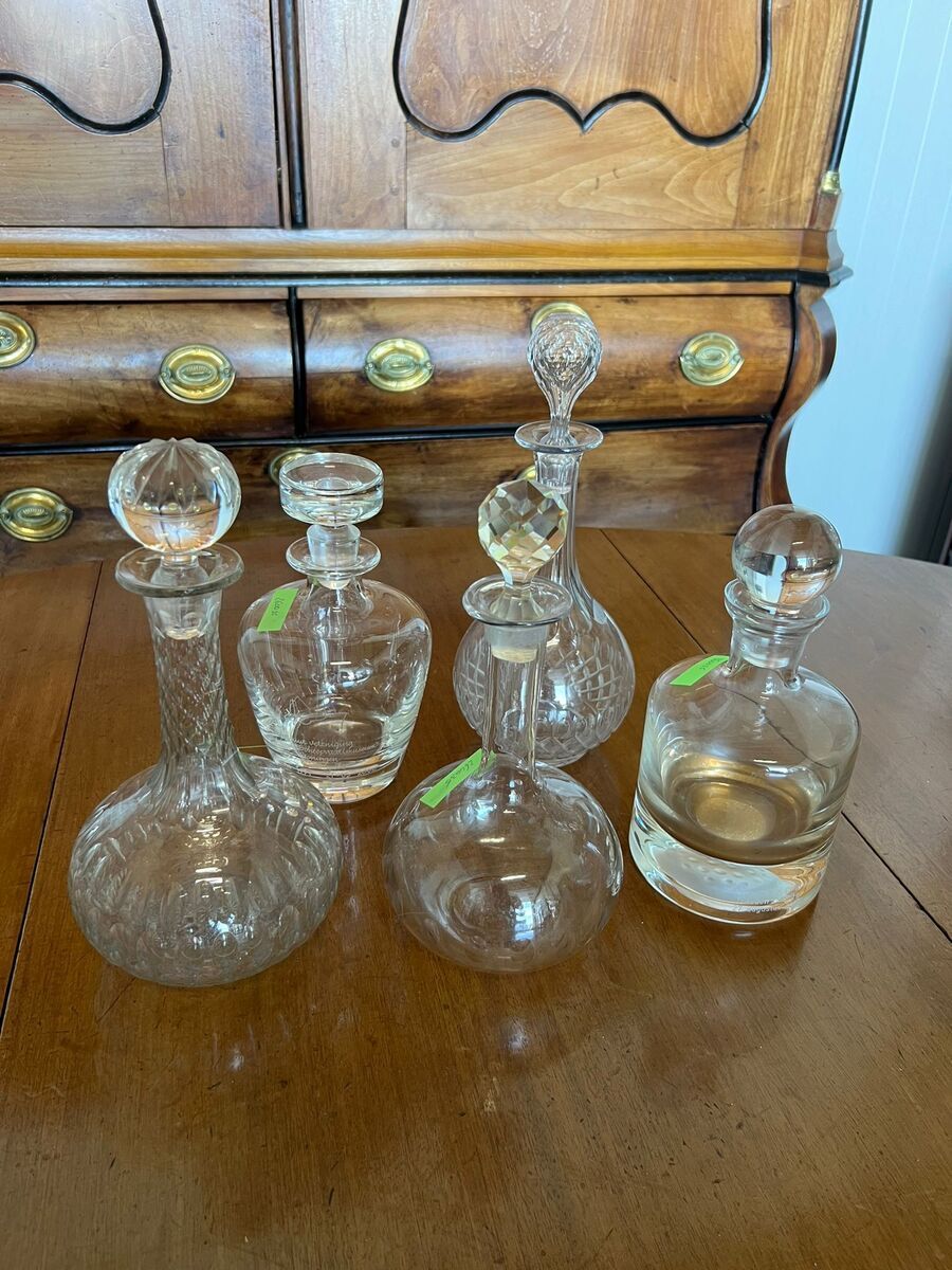 Vijf glazen karaffen met originele stoppen - geslepen kristal en gegraveerd glas
