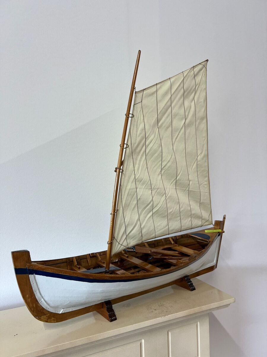 Groot handgemaakt houten model van een traditionele zeilboot