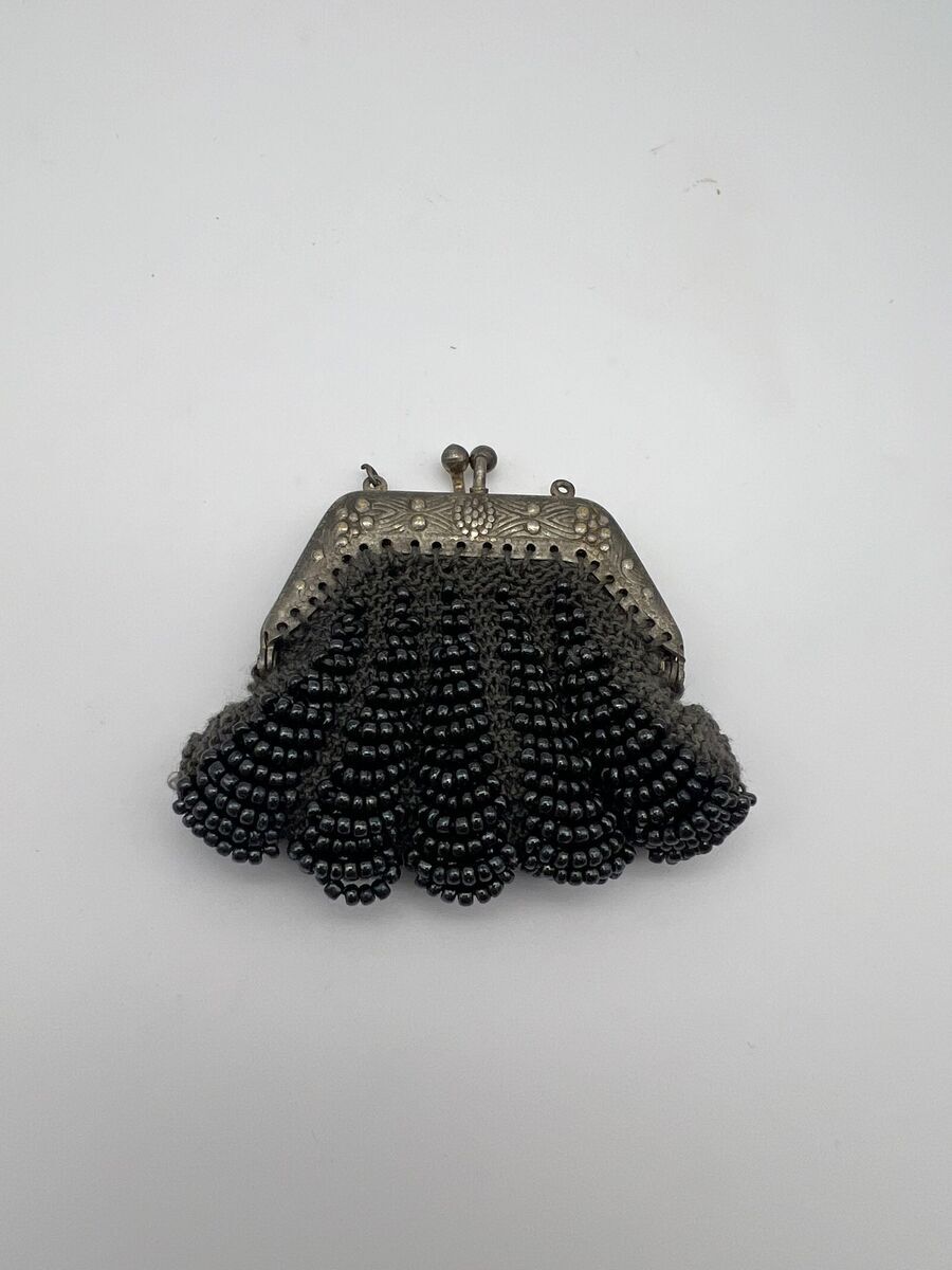 Antiek zwart kralenbeursje met gedecoreerd metalen knipslot - ca. 1900-1925