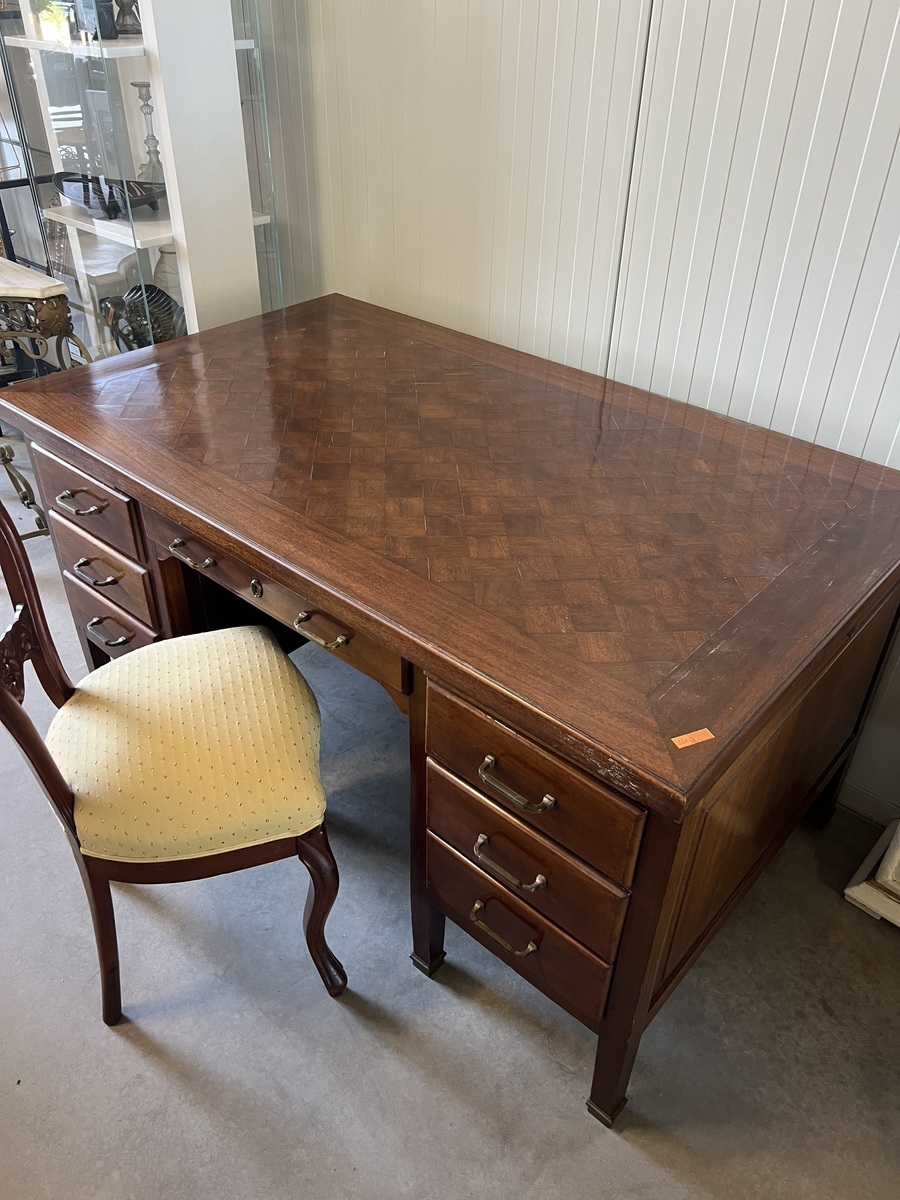 Vintage bureau met twee stoelen 