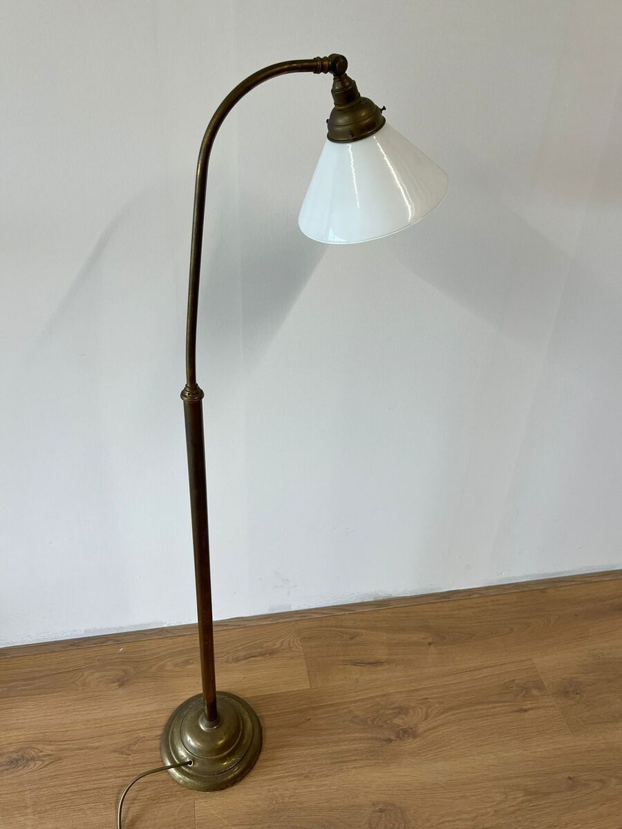 Messing verstelbare vloerlamp met opaline glazen kap