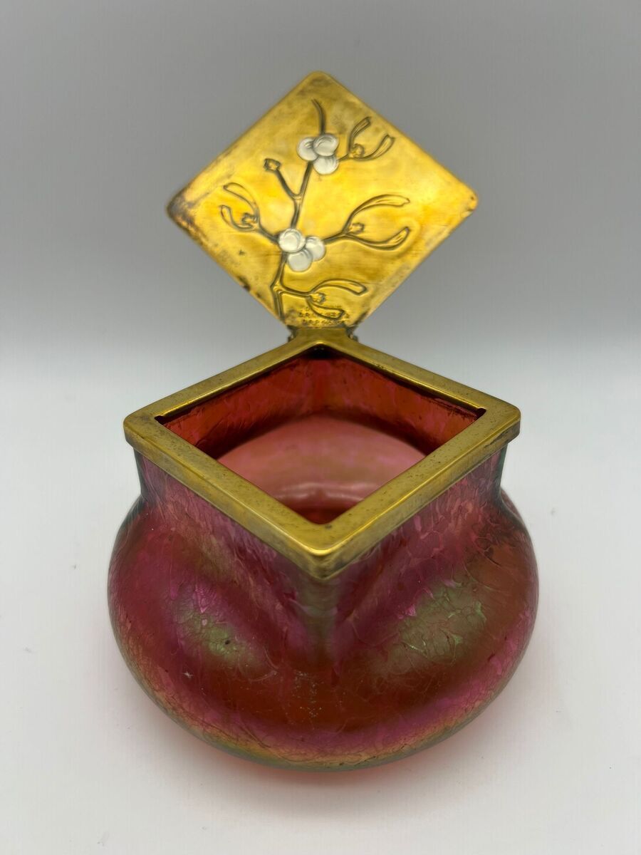 Jugendstil iriserend glazen inktpotje met messing scharnierdeksel en maretakdecor - ca. 1900-1920