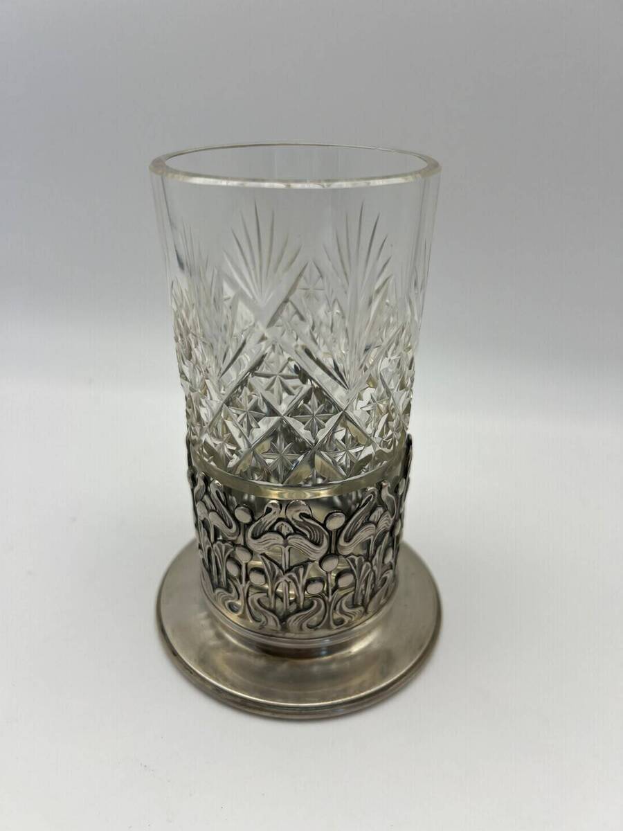 Art Nouveau geslepen kristallen glas in gedecoreerde metalen houder 