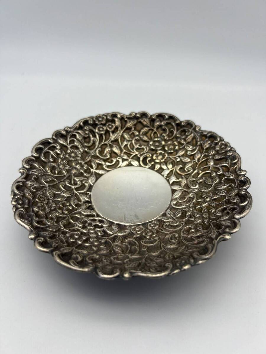 Art Nouveau repousse schaal met  6 bijpassende schaaltjes 
