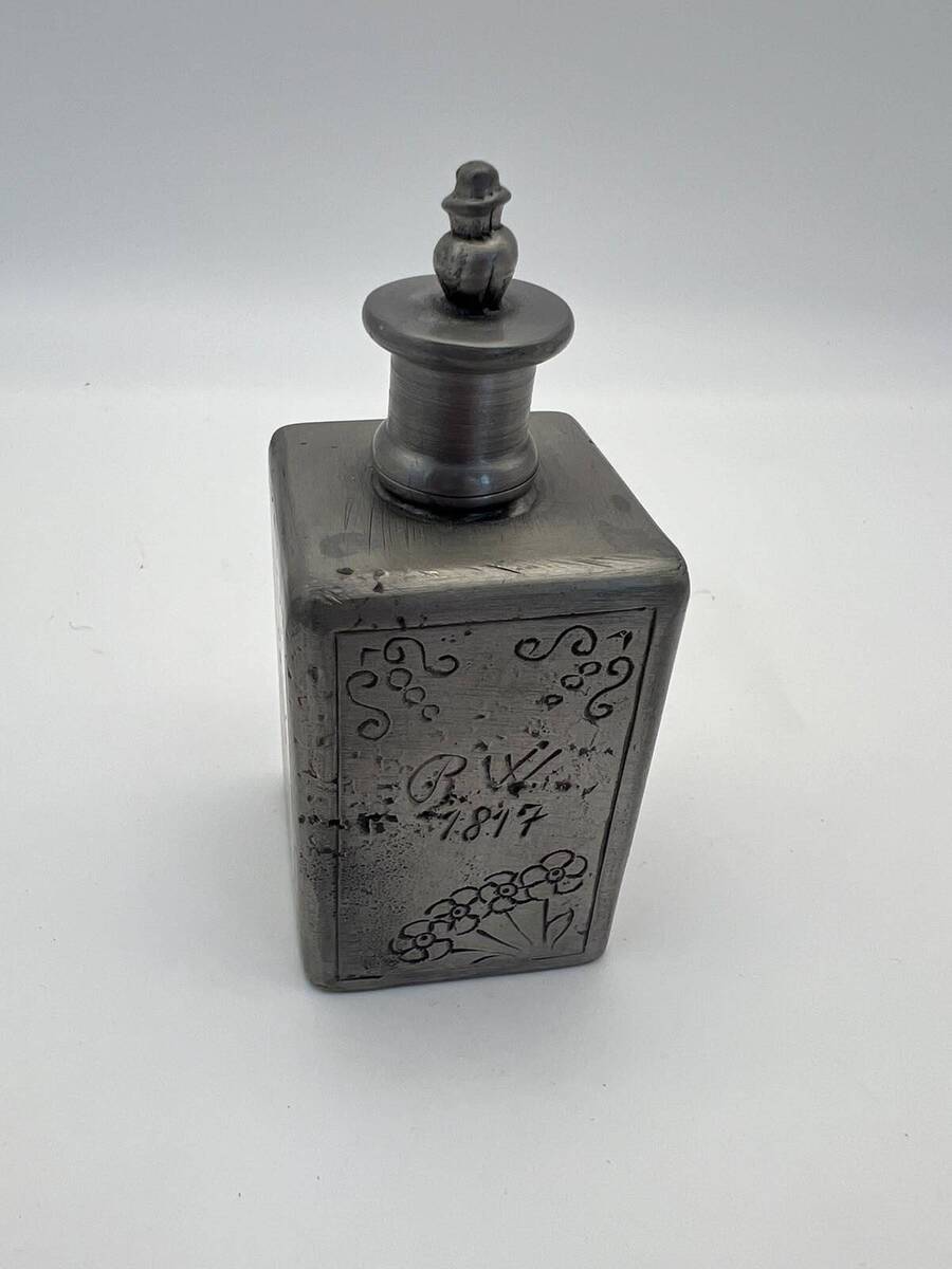 Antieke tinnen inktpot met sierlijk gravering, 1817