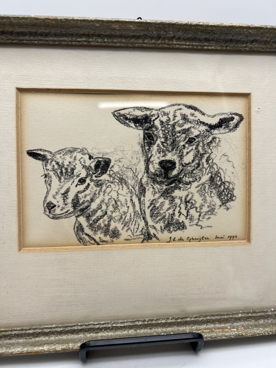 Houtskool tekening van 2 schapen ''Gesigneerd JH de Gruijter mei 1990''