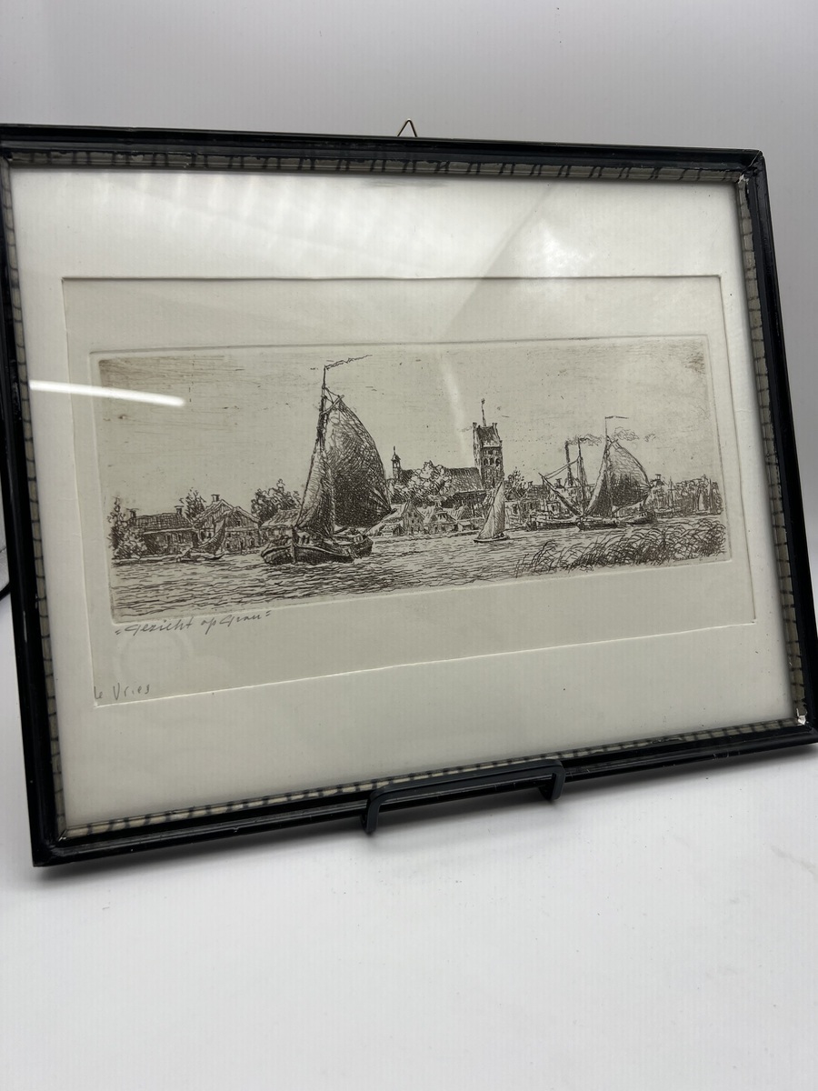Gravure van skûtsjes  bij het dorp.