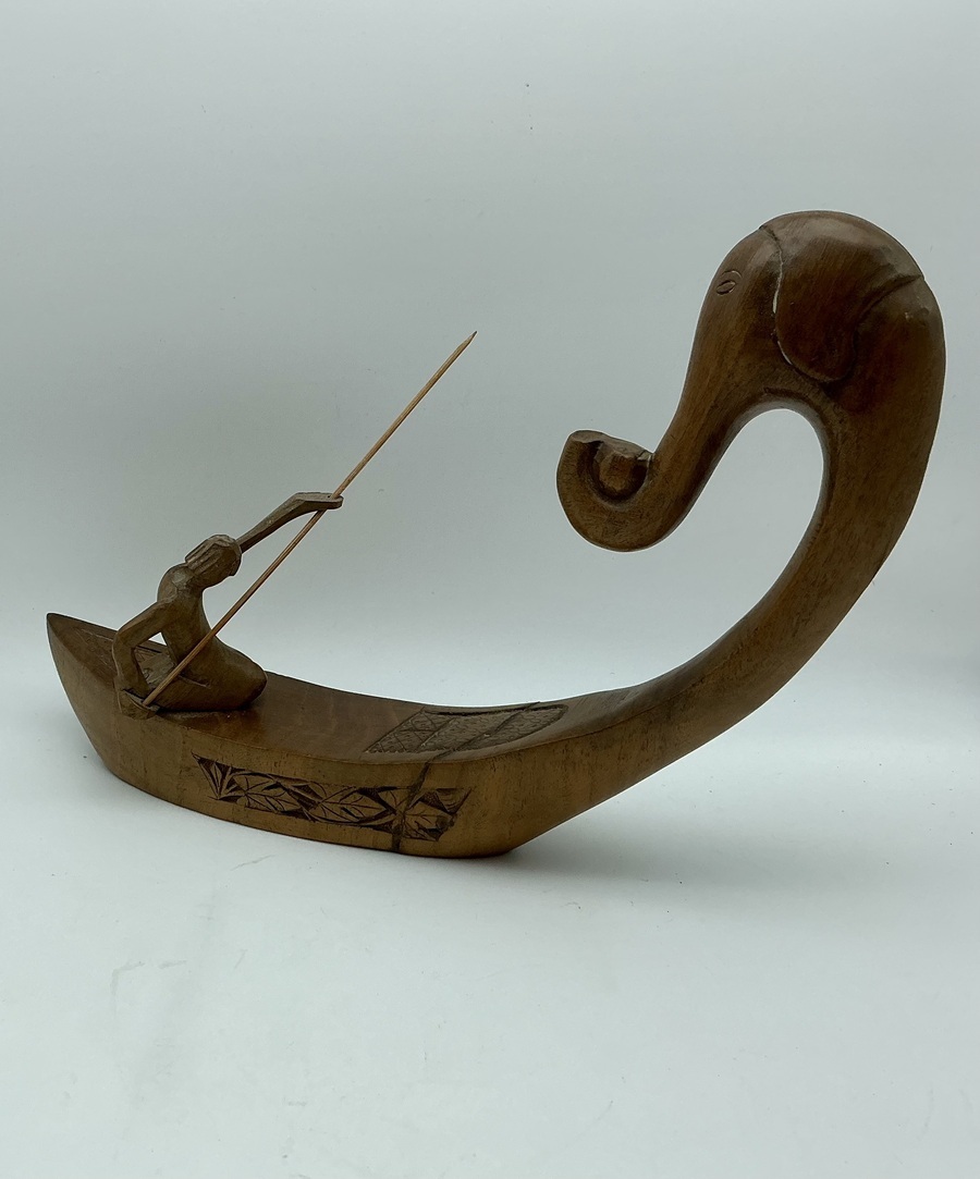  Gesneden houten boot met visser – decoratief volkskunstobject