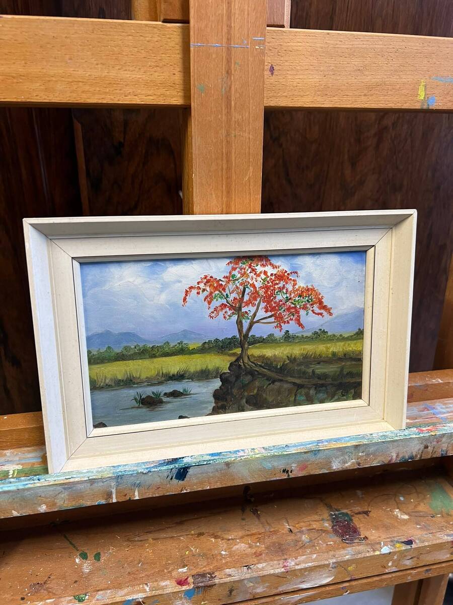 Landschap met bloeiende rode boom en berglandschap