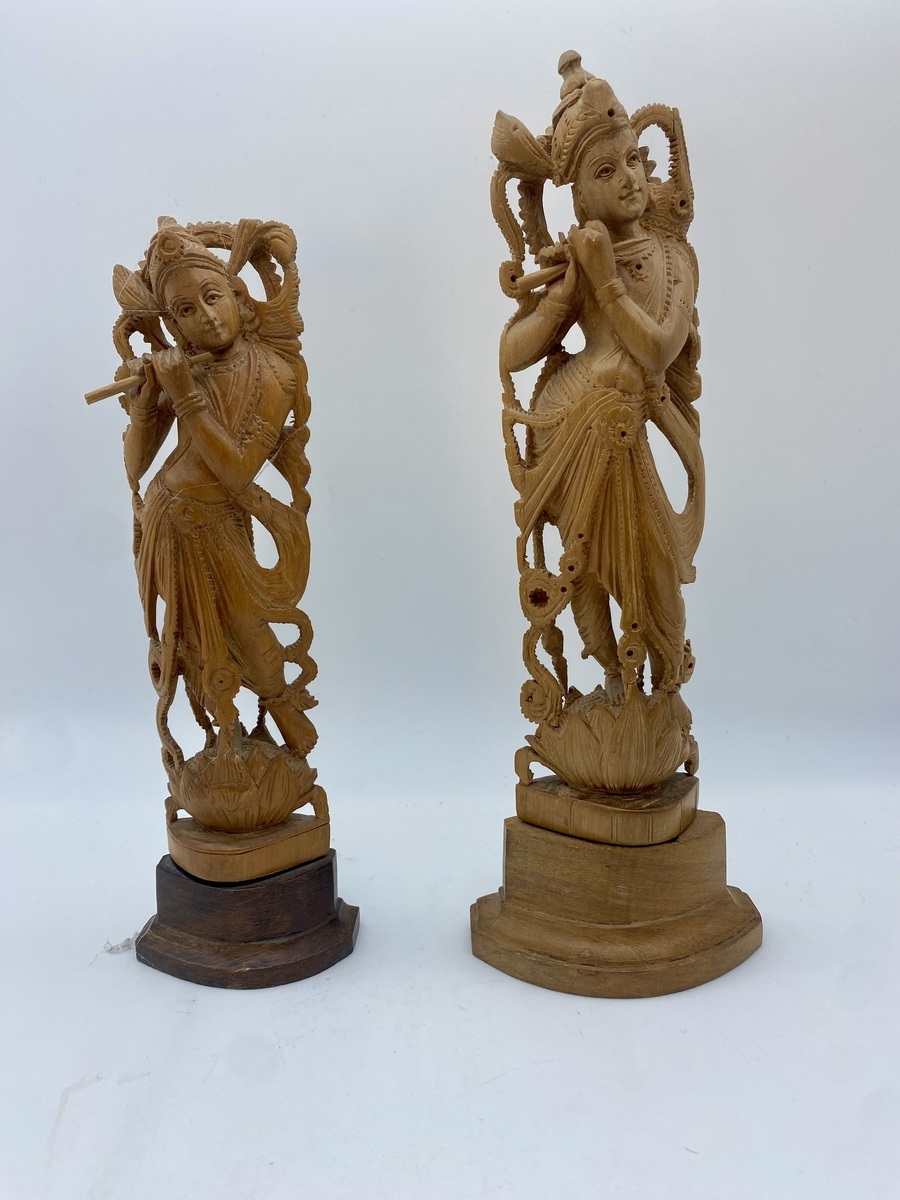 Paar Indiase houten beelden van Krishna met fluit 