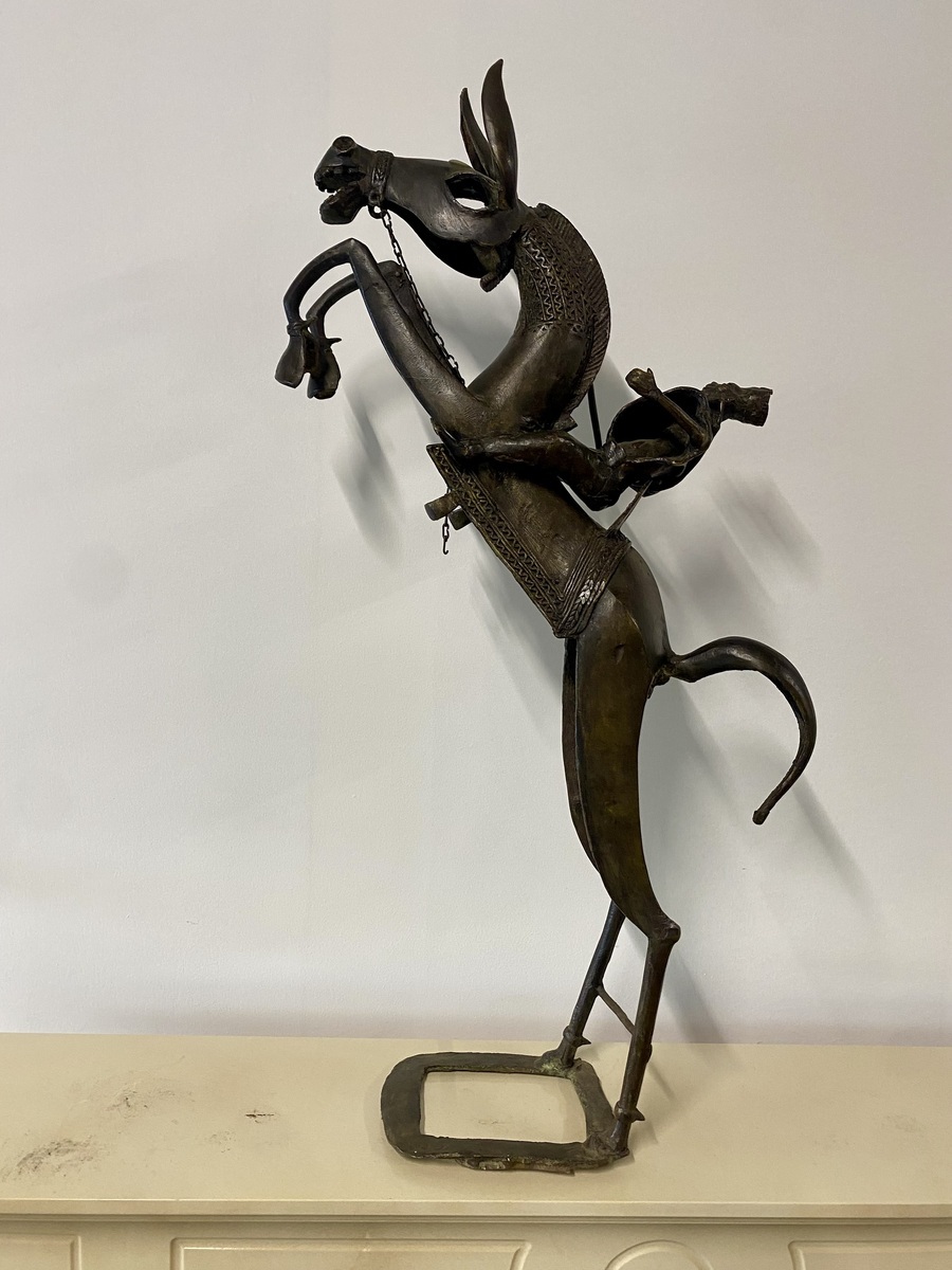 Grote Afrikaanse bronzen sculptuur van een beladen ezel met figuur – 77 cm