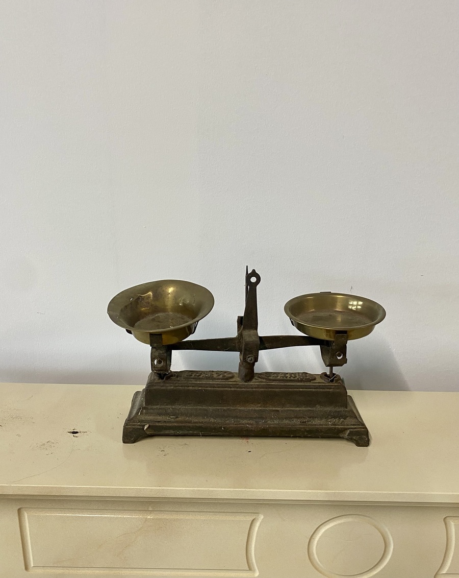 Antieke tweepans balansweegschaal – gietijzer en messing