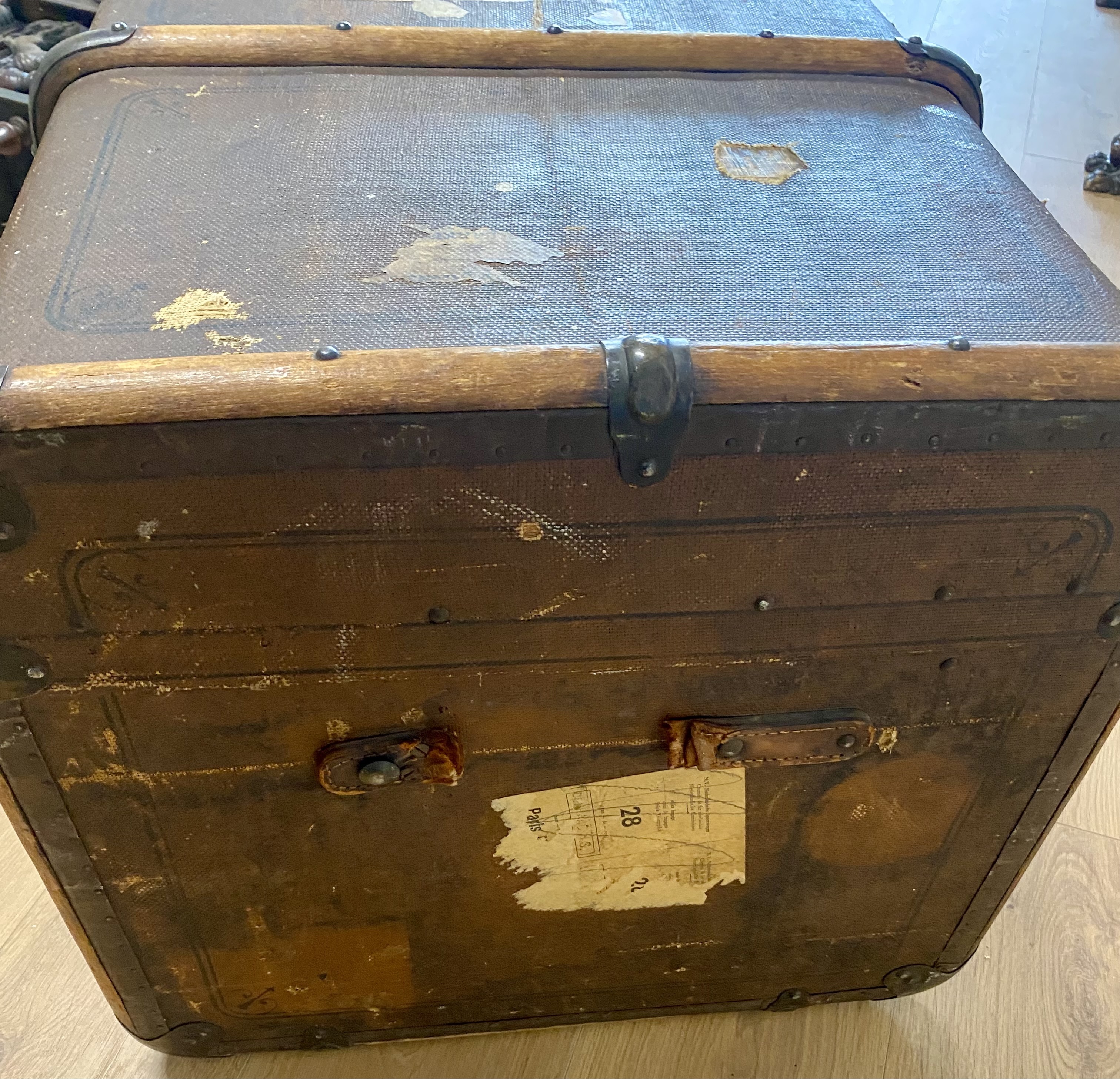 Antieke grote hutkoffer / reiskist met originele vervoerslabels – kavel bij Het Harener Veilinghuys, Tynaarlo