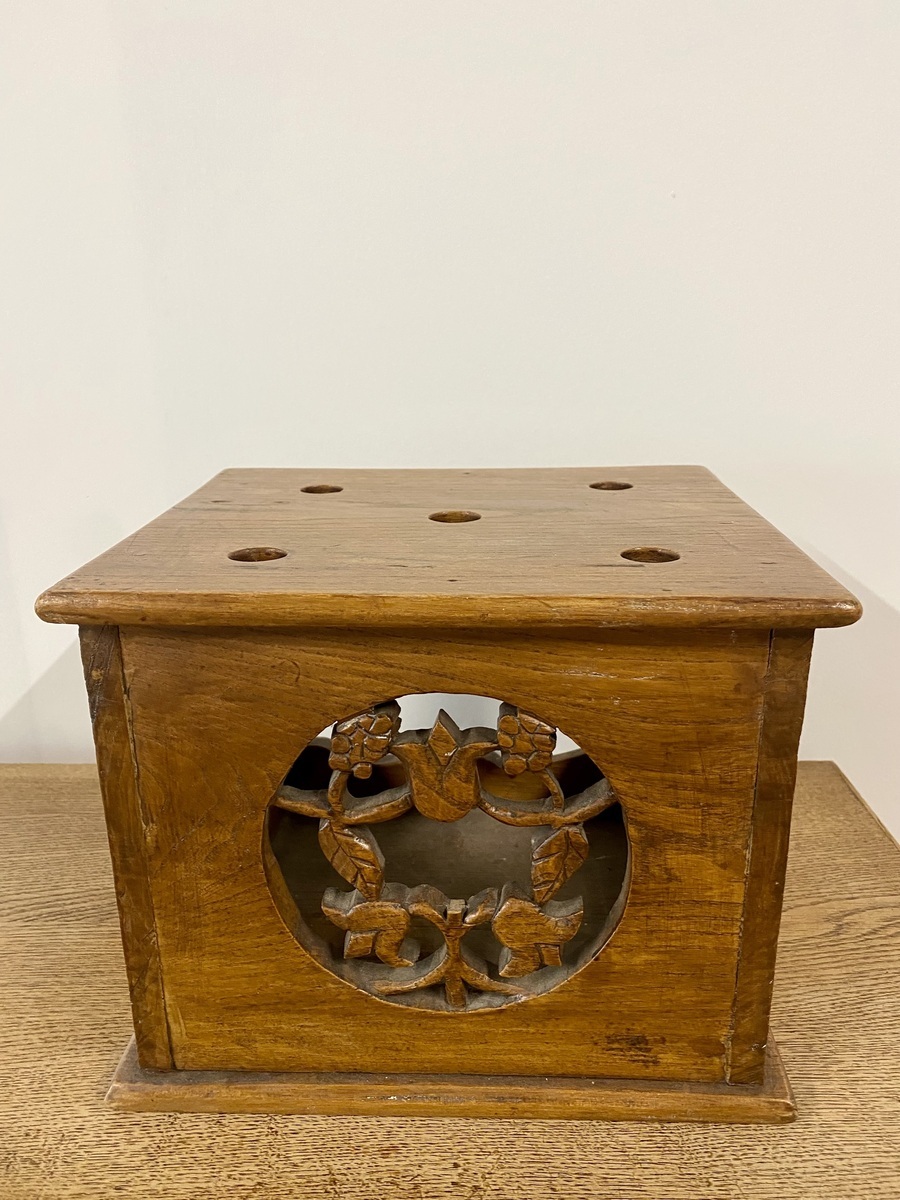 Houten stoof met fraai houtsnijwerk