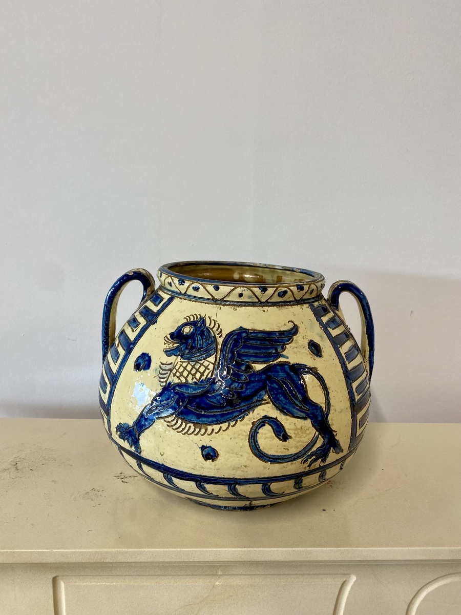 Antieke Italiaanse majolica vaas met gevleugelde draak