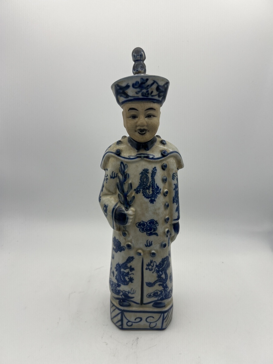 Chinese blauw-wit porseleinen keizerfiguur met draken