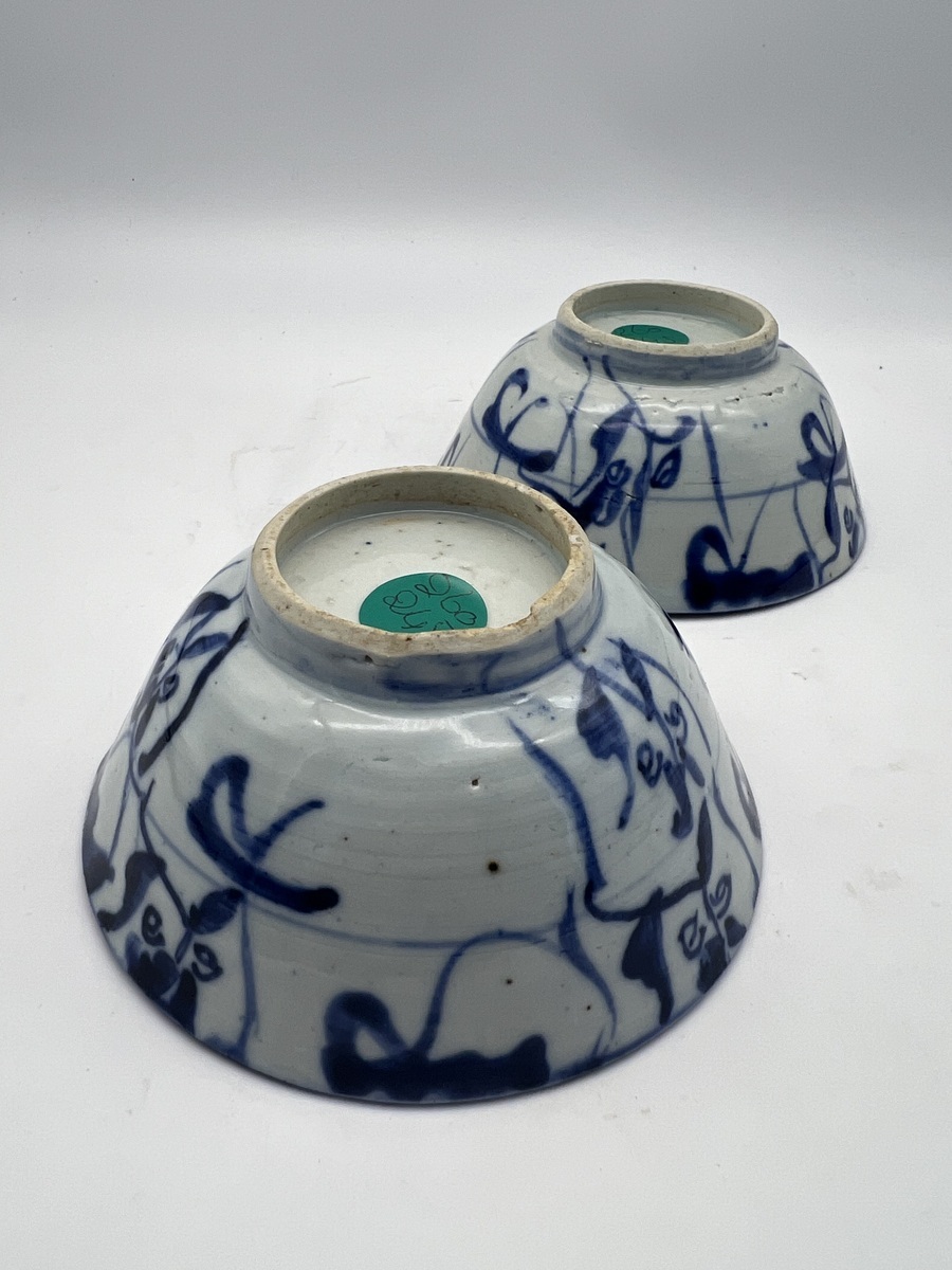 Twee Chinese blue-witte porseleinen kommen 