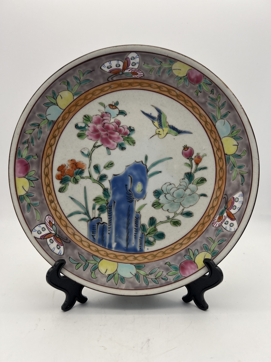 Chinese famille rose porseleinen bord met bloemen, vogels en vlinders 