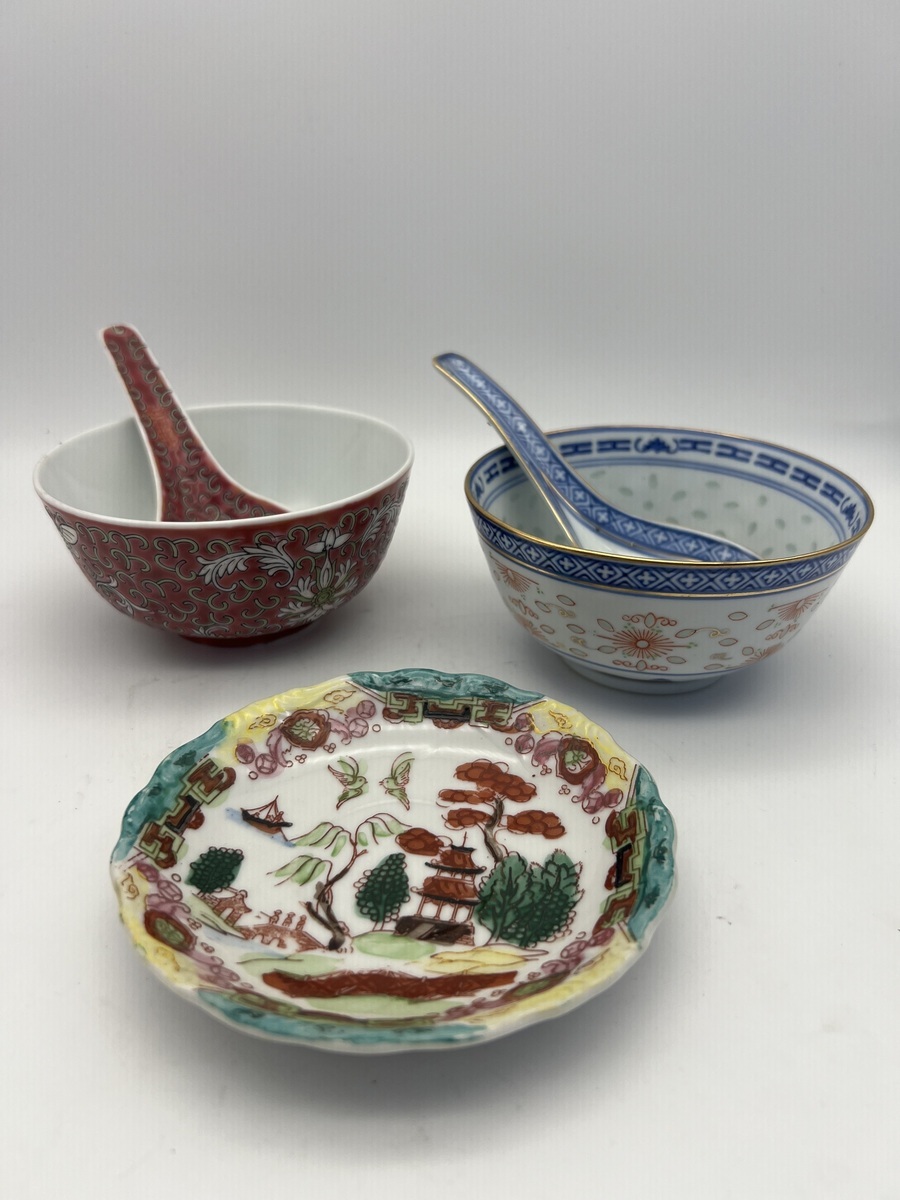 Chinees porseleinen serviesgoed met kommen, lepels en decoratief schaaltje