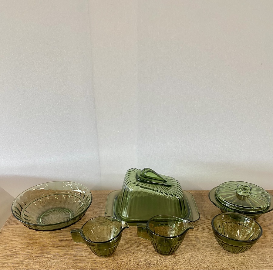 Vintage groen glazen servies – 15-delig, ca. 1930–1950