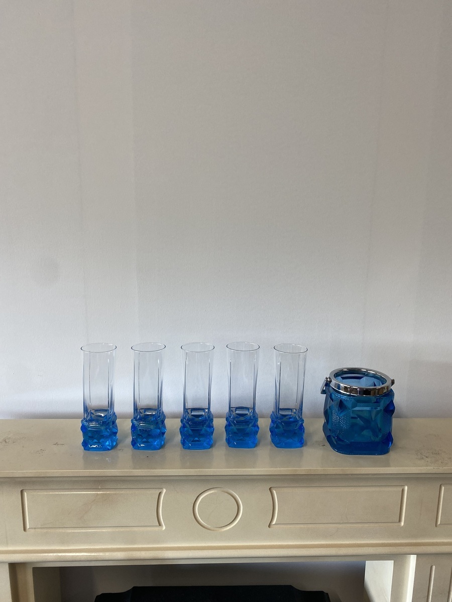 Kristallen barset met blauwe accenten – 5 glazen en ijsemmer, ca. 1960–1970.