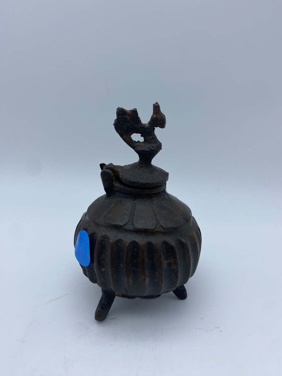 Art Deco replica inktpot met figurale dekselbekroning.