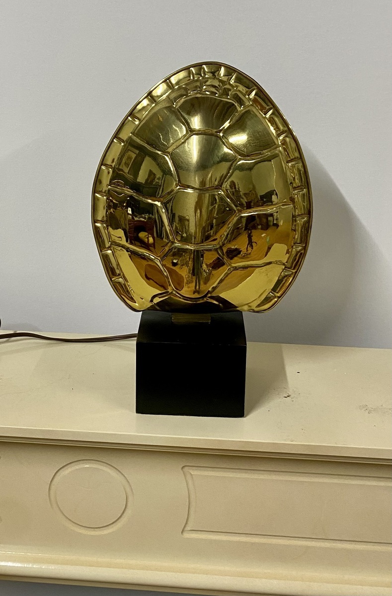 Chapman Manufacturing Co. – schildpad-/schildlamp in messing, ca. 1970–1978