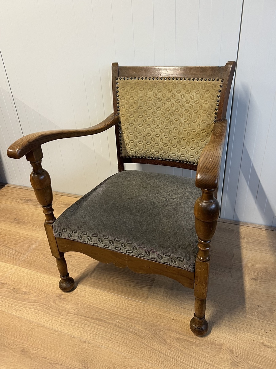 Antieke houten armfauteuil met veloursbekleding