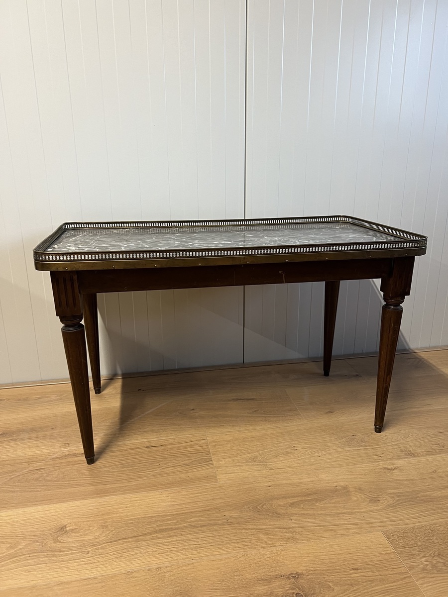 Klassieke houten salontafel met messing galerijrand en gemarmerd blad