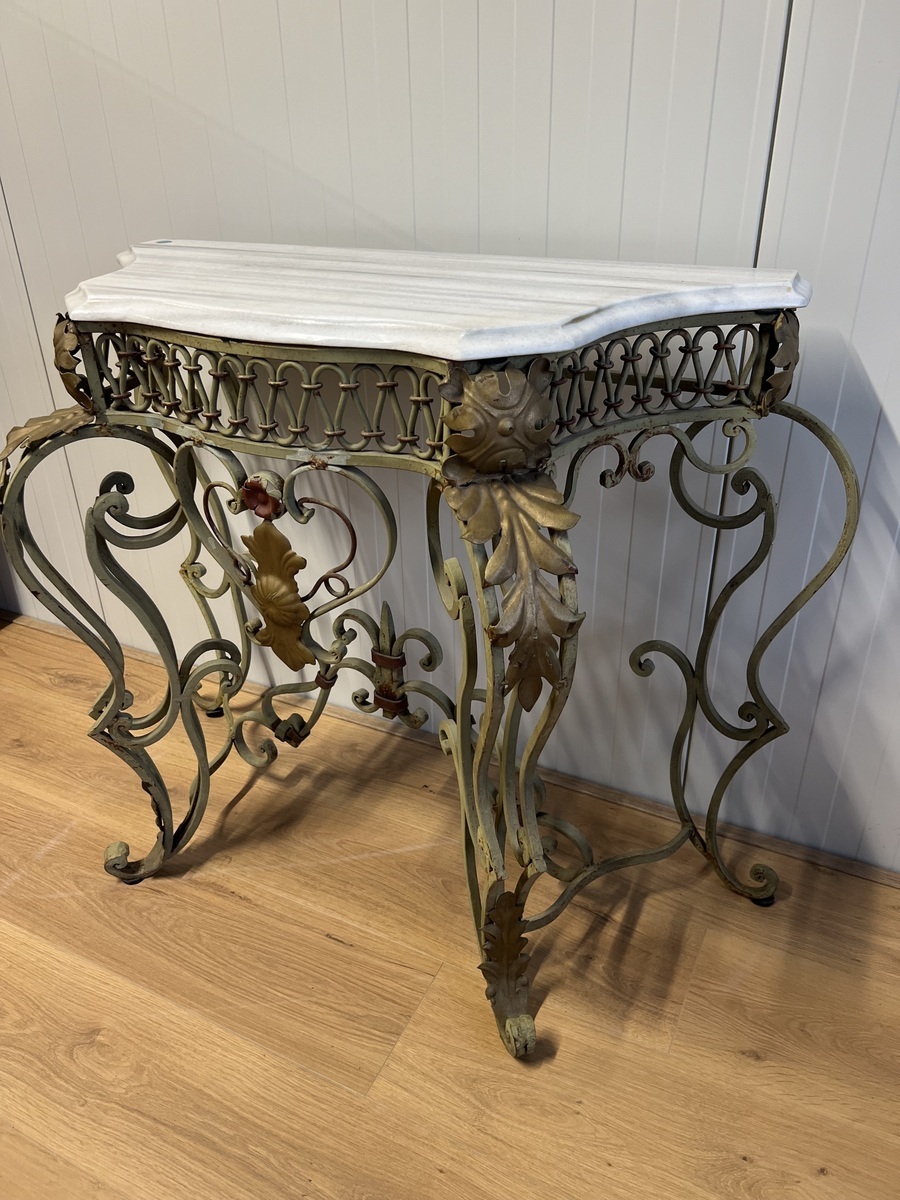 Gietijzeren tafel met marmeren blad