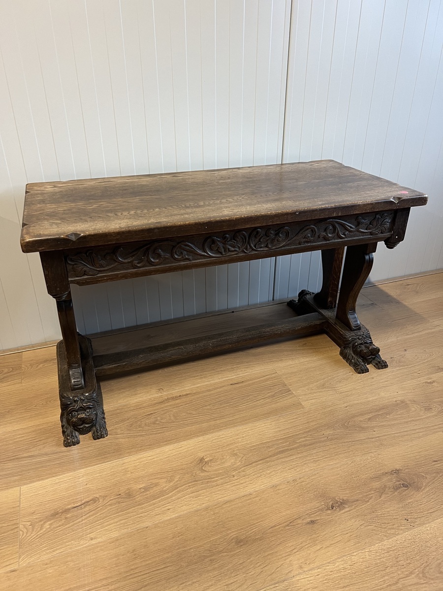 Bijzettafel met leeuwenkoppen
