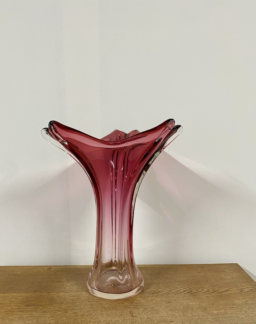 Poolse kristallen vaas – robijnrood/roze, sculpturale vorm, ca. 1970.