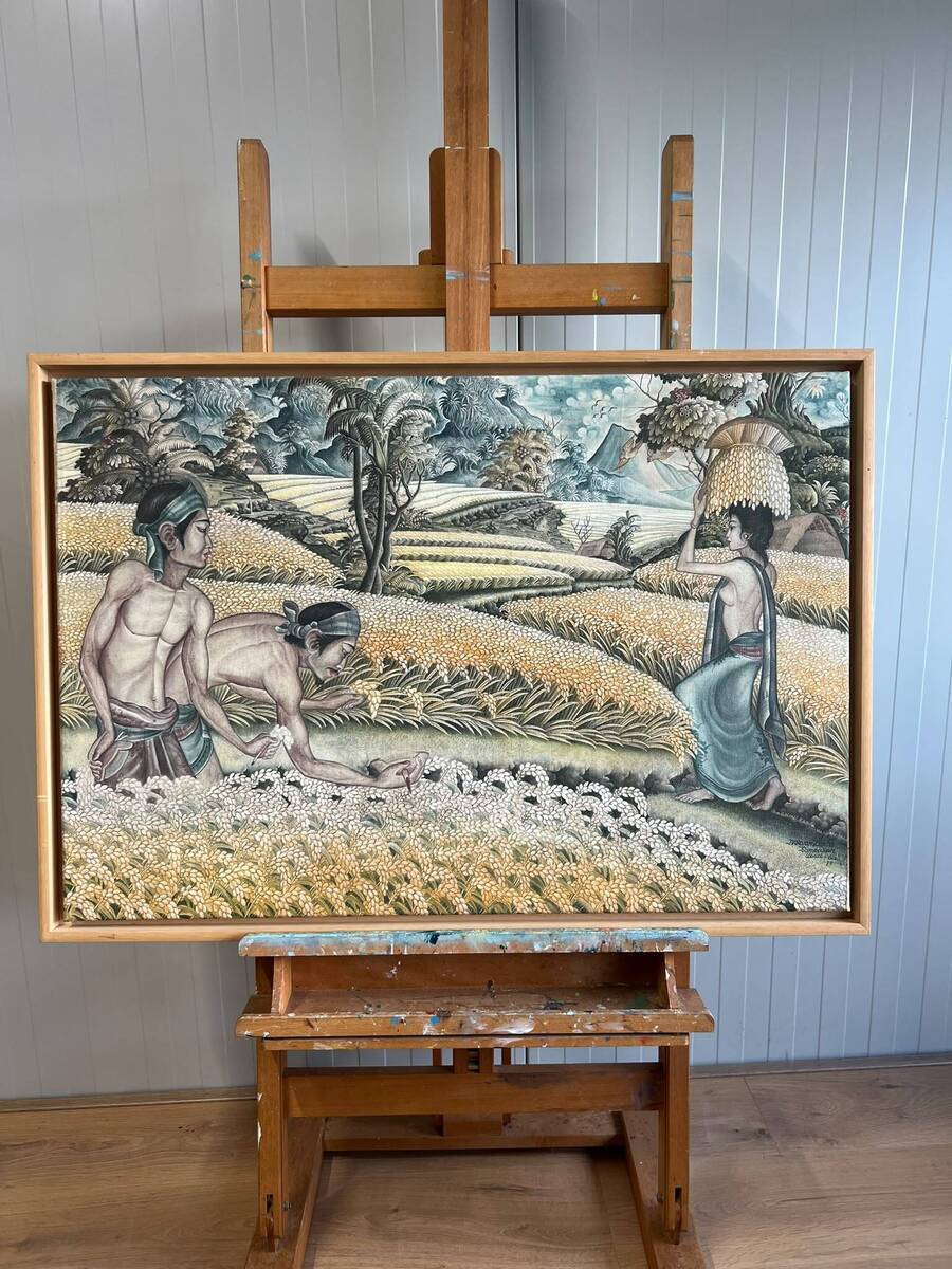 Balinese rijstvelden met oogstende boeren en draagster van rijst – gesigneerd, 1979.