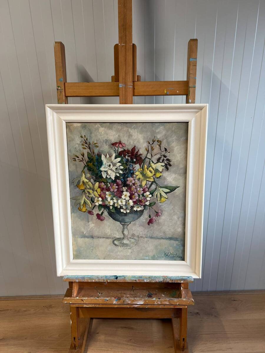 Bloemstilleven met rijk boeket in glazen vaas – gesigneerd.