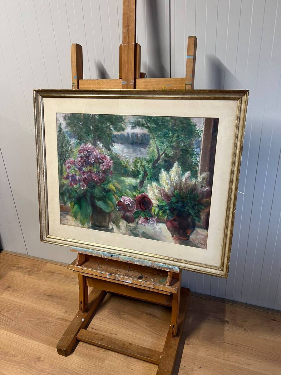 Bloemstilleven met hortensia’s en rozen aan het water