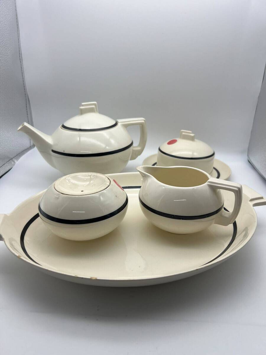 Art Deco thee- en koffieservies, gemerkt Maastricht – crème met zwarte band