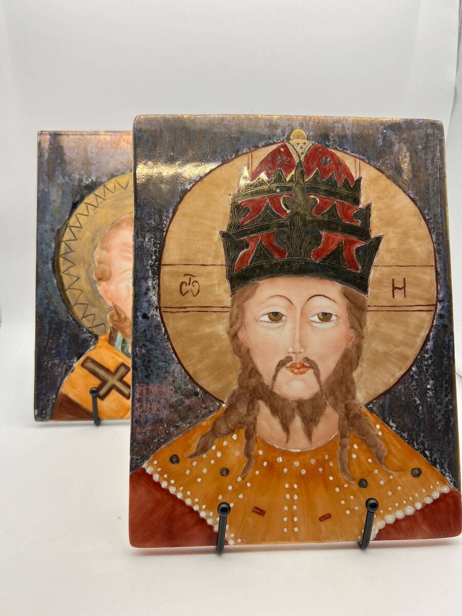 Paar keramische iconen – Christus Pantocrator en heilige bisschop, Byzantijnse stijl.