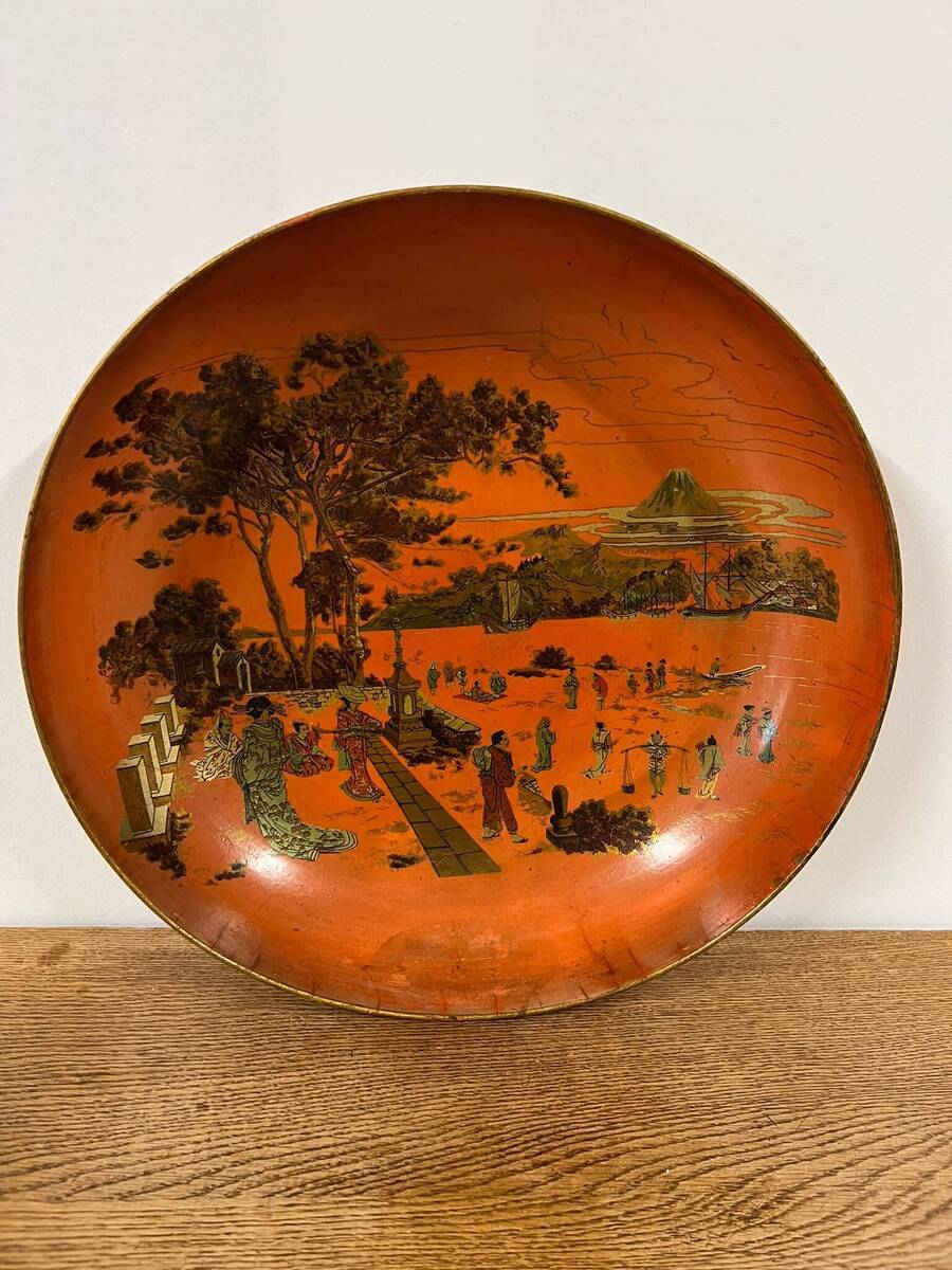 Antiek Japans lakwerk bord met Fuji en geisha.
