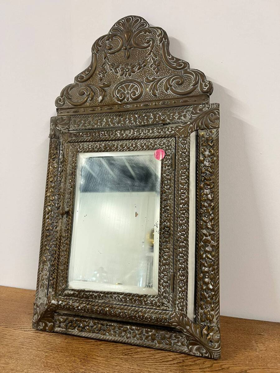 Antiek wandkastje met spiegel (latoenkoper)