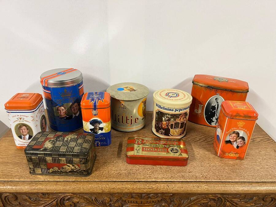 Partij van 8 vintage Nederlandse blikken – Oranjeblikken, koekjes- en pepermuntblikken