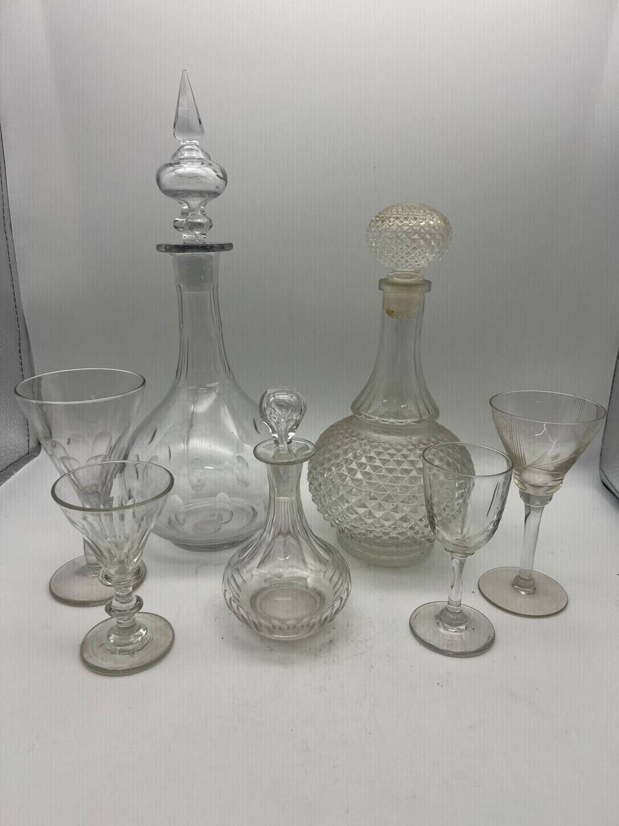Partij antiek en vintage geslepen glaswerk – 3 karaffen/decanters en 6 glazen.
