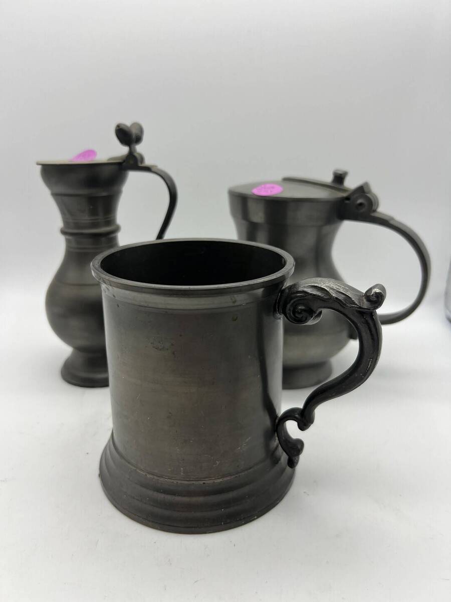 Set van drie antieke tinnen/potloodkleurige kannen – lidded flagons en kan