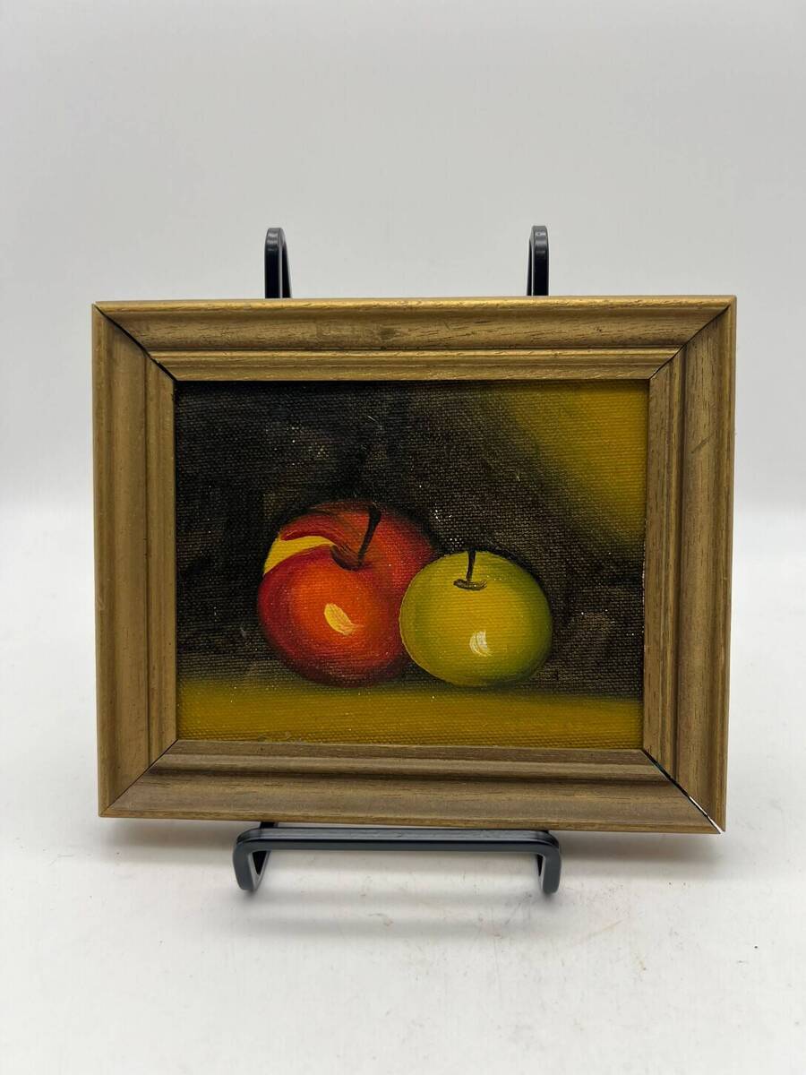 Klein modernistisch stilleven met twee appels – olieverf op doek.