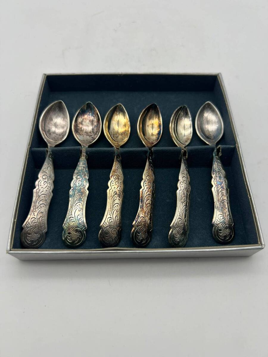 Set van 6 verzilverde theelepels in originele cassette – sierlijk bloem-/rocailledecor.