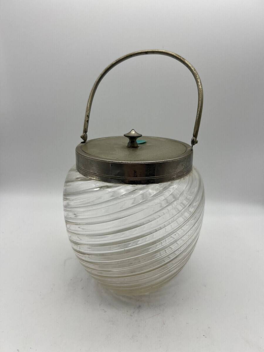 Antieke glazen biscuitpot met zilverkleurige deksel en hengsel