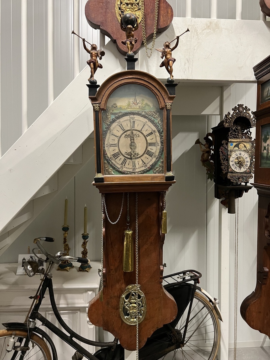 Friese staartklok (met afwijkend Gronings uurwerk)